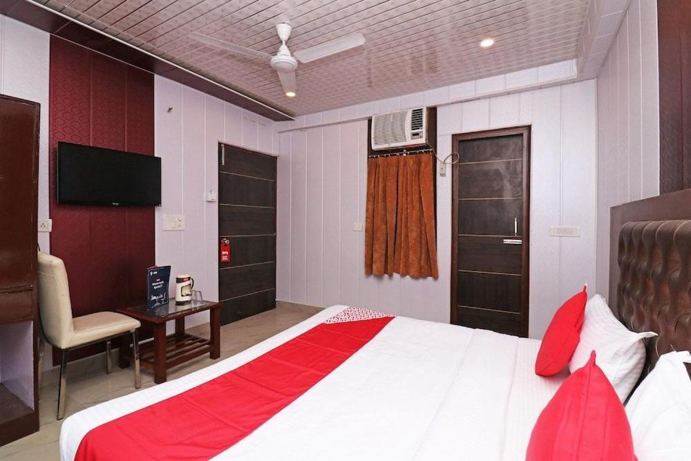 Airport Hotel Runway New Delhi Bagian luar foto