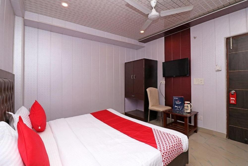 Airport Hotel Runway New Delhi Bagian luar foto