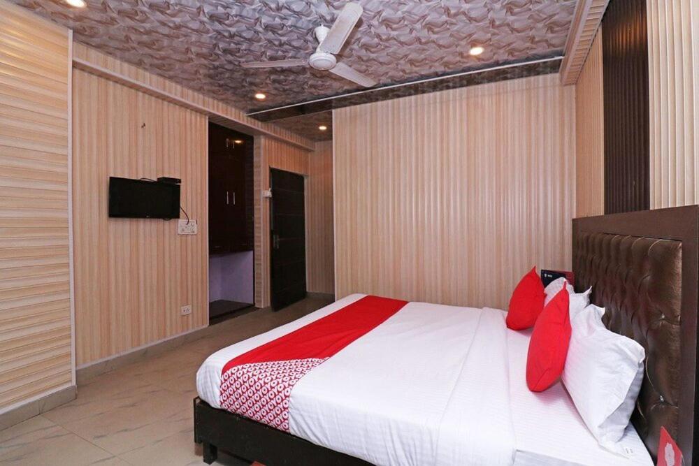Airport Hotel Runway New Delhi Bagian luar foto