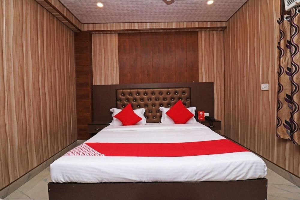 Airport Hotel Runway New Delhi Bagian luar foto