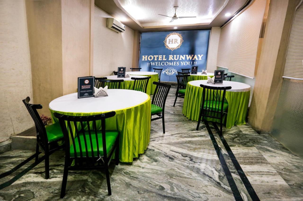 Airport Hotel Runway New Delhi Bagian luar foto