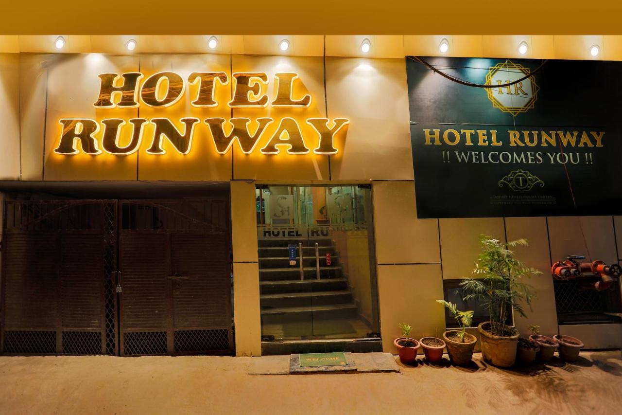 Airport Hotel Runway New Delhi Bagian luar foto