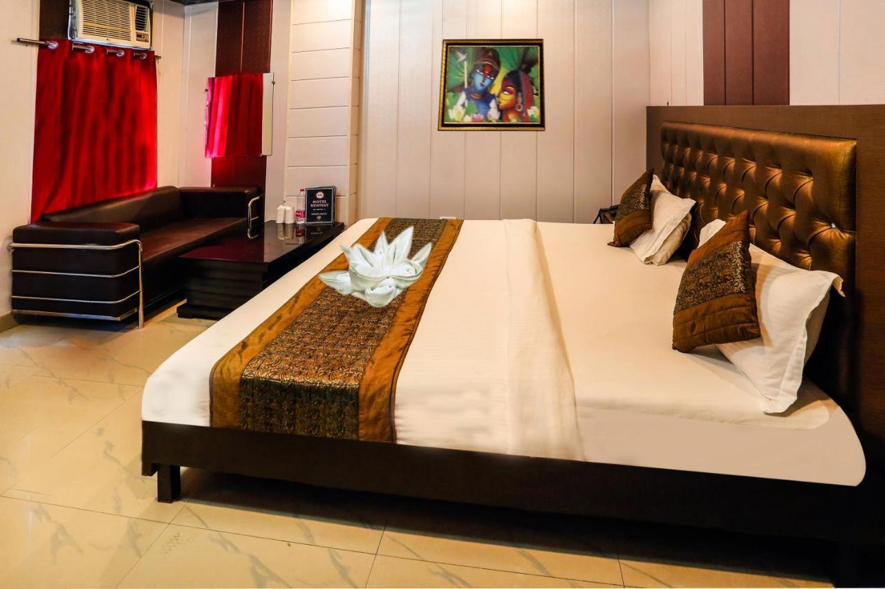 Airport Hotel Runway New Delhi Bagian luar foto