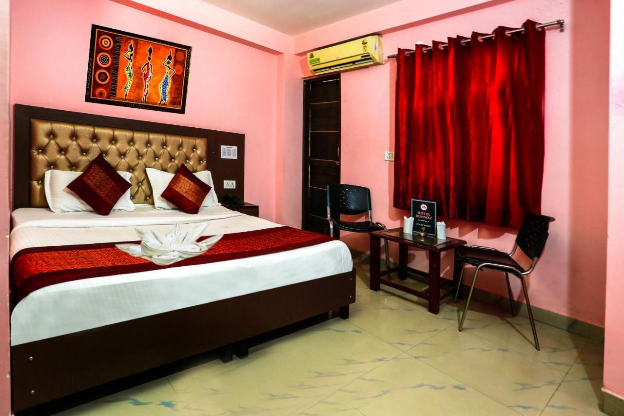 Airport Hotel Runway New Delhi Bagian luar foto