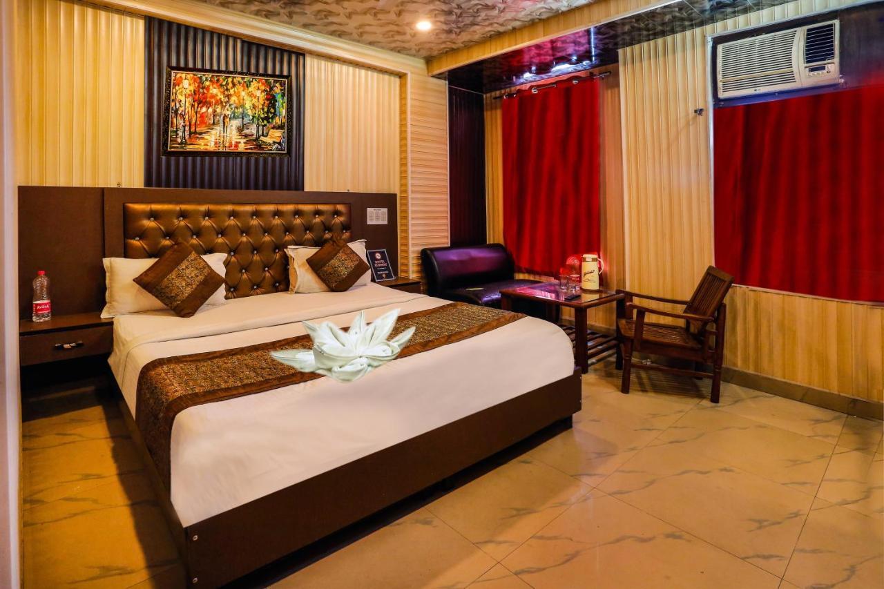 Airport Hotel Runway New Delhi Bagian luar foto
